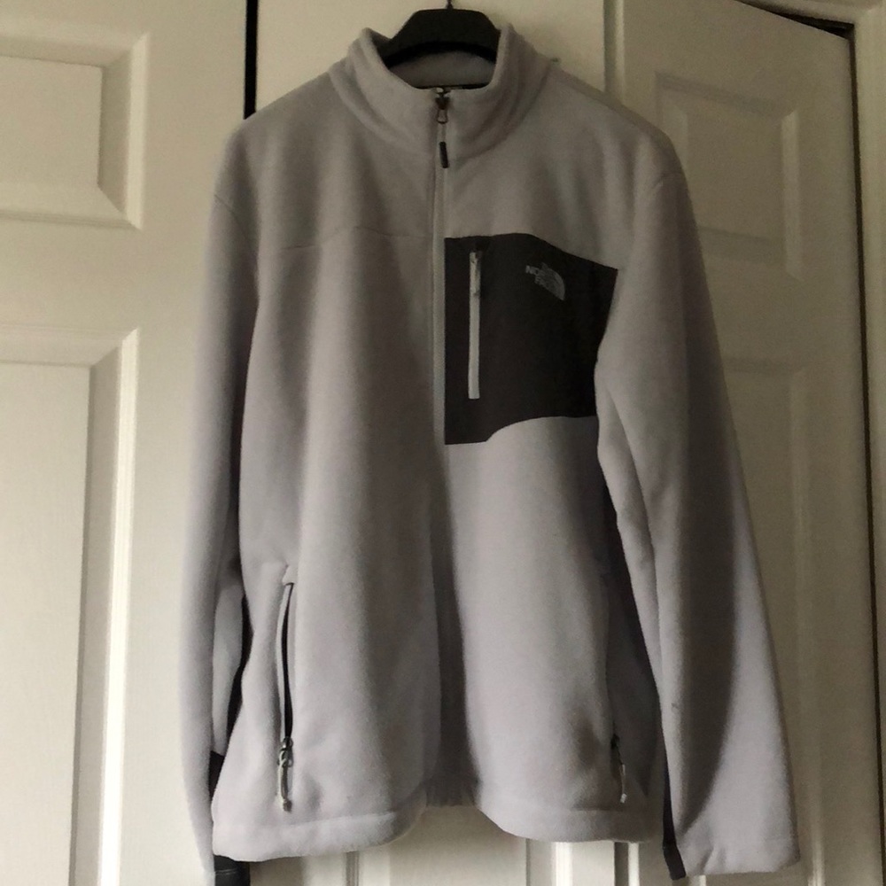 Men’s XL North Face medium weight fleece jacket